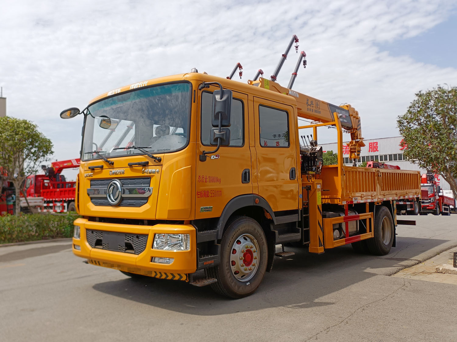 東風(fēng)多利卡D9雙排上裝長興發(fā)財8噸直臂式吊機(jī)